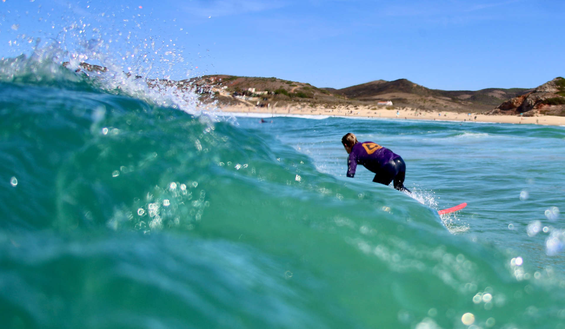 Algarve surfcamp Portugal. Nuestra escuela de surf está en la playa amado, un alumno en una ola.